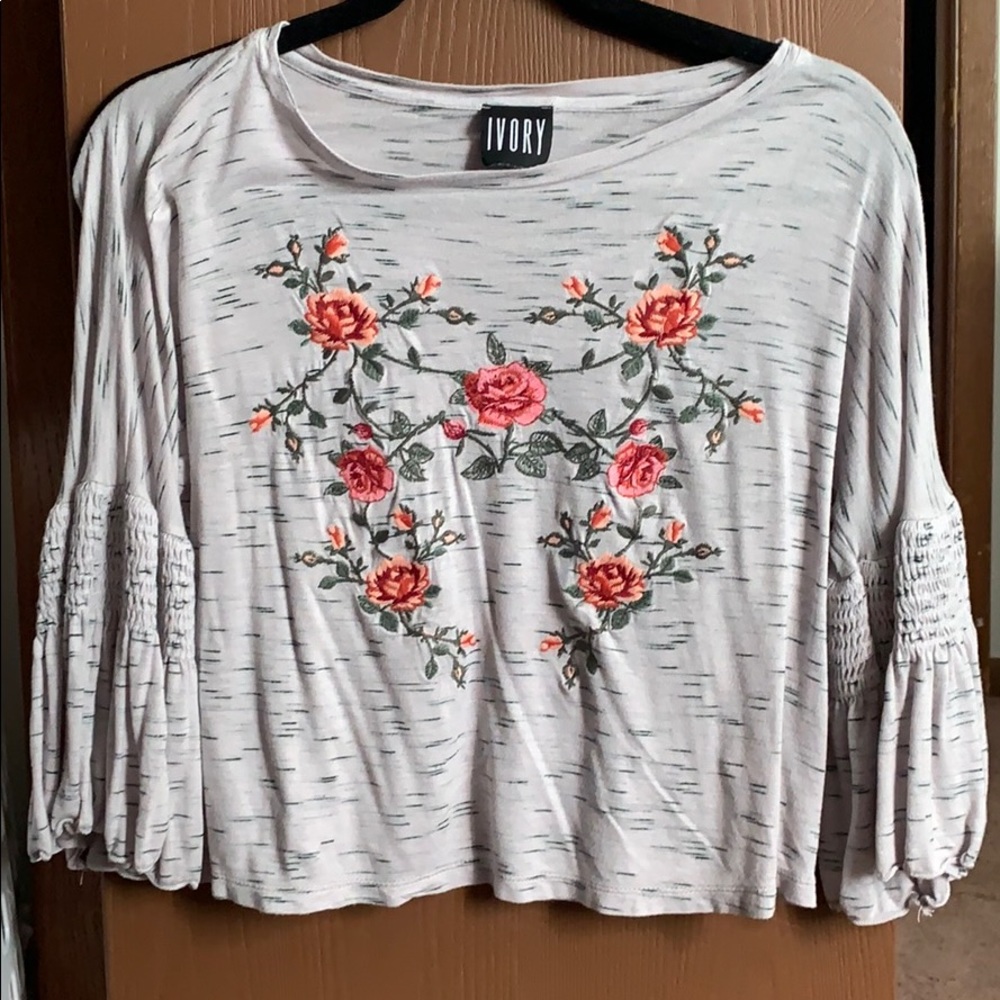 🍁 IVORY Gray Top with Floral Pattern